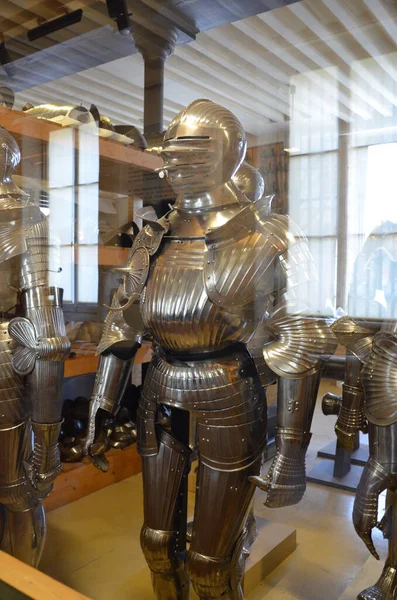 Paris 'teki Les Invalides Sarayı Ordu Müzesi' nin orijinal zırhının yakın çekimi.