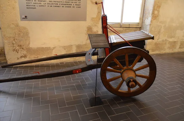 Paris 'teki Les Invalides Sarayı Ordu Müzesi' nin orijinal zırhının yakın çekimi.