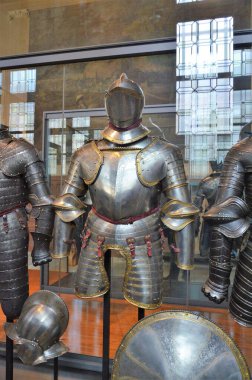 Paris 'teki Les Invalides Sarayı Ordu Müzesi' nin orijinal zırhının yakın çekimi.