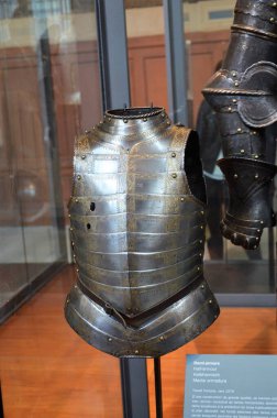 Paris 'teki Les Invalides Sarayı Ordu Müzesi' nin orijinal zırhının yakın çekimi.