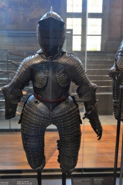 Paris 'teki Les Invalides Sarayı Ordu Müzesi' nin orijinal zırhının yakın çekimi.