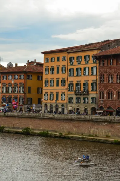 Embankment del río Arno en la ciudad italiana de Pisa —  Fotos de Stock