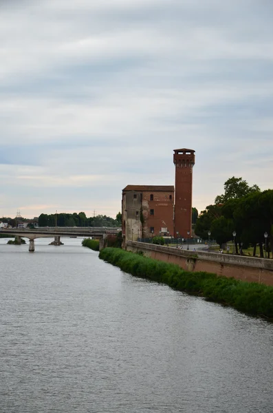 这条河的堤防 arno 在意大利的比萨城 — 图库照片