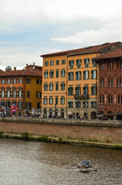 Embankment del río Arno en la ciudad italiana de Pisa — Foto de Stock