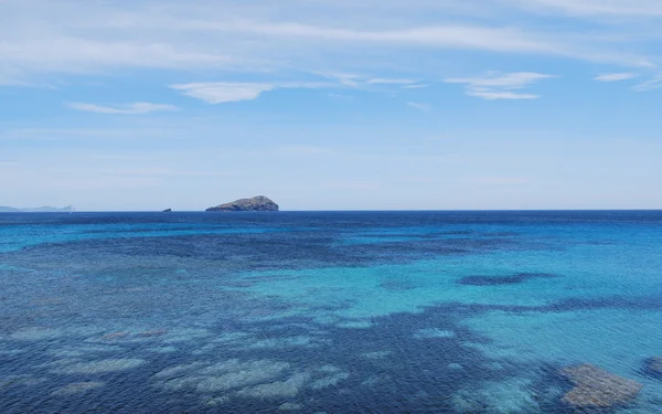 Vista de la isla de Vaca, SantAntioco, Cerdeña — Foto de Stock