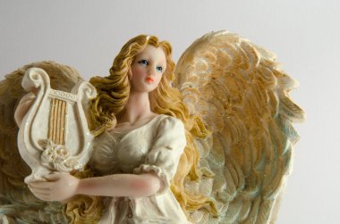 melek üzerinde beyaz izole