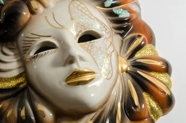 Handgjorda carnival venetiansk mask porslin keramiska isolerade över vit bakgrund — Stockfoto