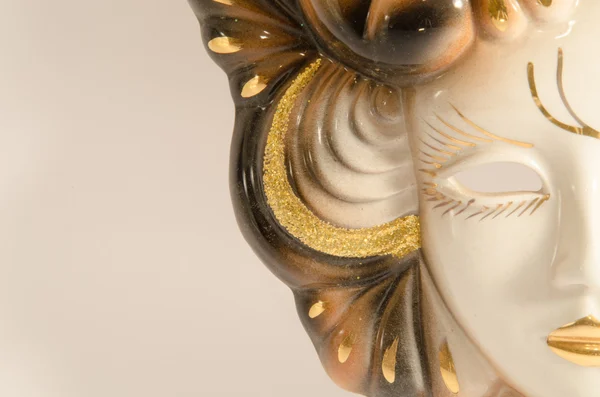 Máscara veneciana de carnaval hecha a mano de porcelana aislada sobre fondo blanco — Foto de Stock