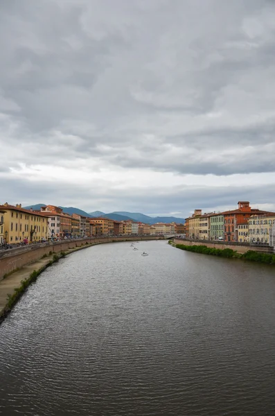 Nábřeží řeky arno v italském městě pisa — Stock fotografie