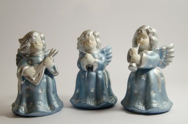 melek heykeli beyaz zemin üzerine