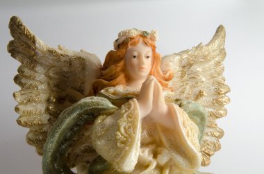 melek heykeli beyaz zemin üzerine