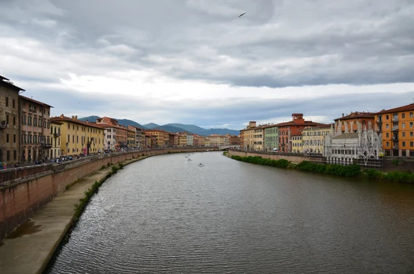 Набережная реки Арно в итальянском городе Пиза — стоковое фото