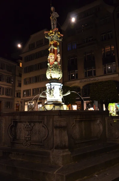 Средневековый фонтан в Люцерне — стоковое фото