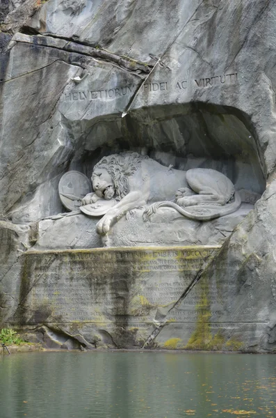 Monumento al León, o León de Lucerna en Lucerna Suiza . — Foto de Stock