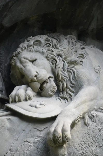 O monumento do Leão, ou Leão de Lucerna em Lucerna Suíça . — Fotografia de Stock
