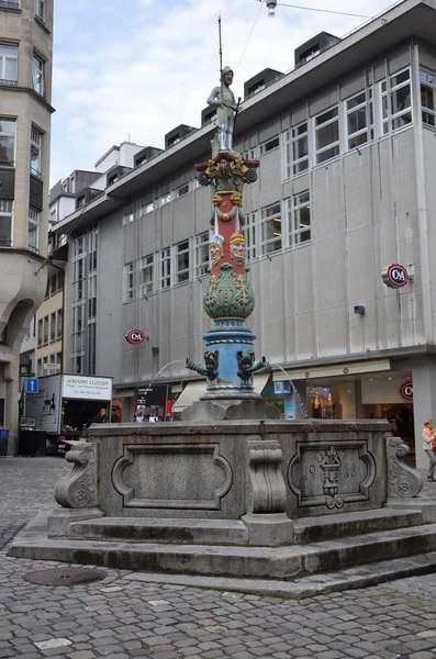 Mittelalterlicher Brunnen in Luzern, Schweiz — Stockfoto