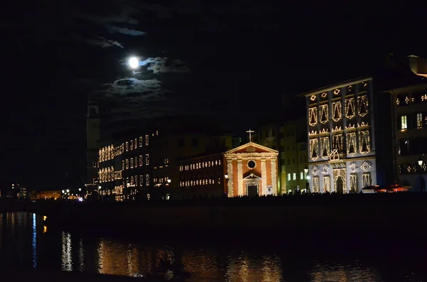 Pisa, italien. Straßen der Stadt für san ranieri luminara beleuchtet. — Stockfoto