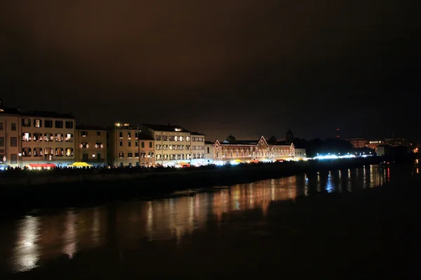 Pisa, italien. Straßen der Stadt für san ranieri luminara beleuchtet. — Stockfoto