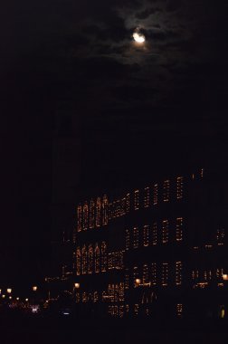 Pisa, İtalya. San Ranieri Luminara için ışıklı şehir sokakları.