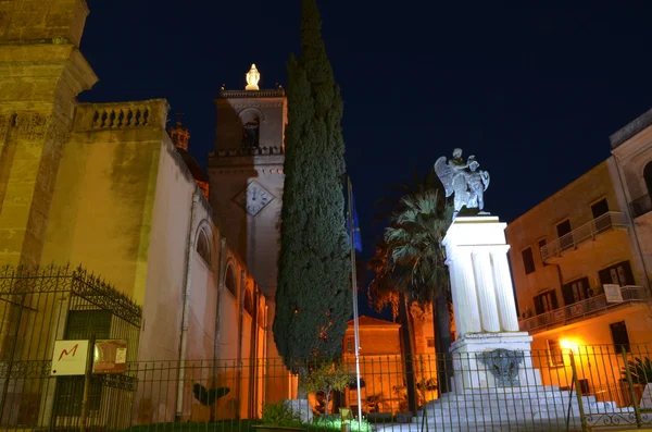 La Basilica di Santa Maria Assunta en het Great War Memorial in Alcamo, Sicilië. — Stockfoto