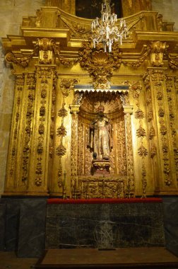 Cordoba, İspanya 03.27.2019: Başrahip Aziz Anthony Kilisesi, Crdoba Camii-Katedrali.