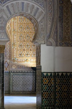Seville, İspanya 03.24.2019: Sevilla 'nın Gerçek Alczar' ının İçinde (Reales Alczares de Sevilla).