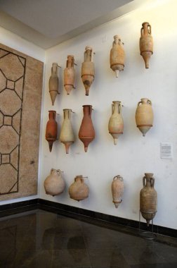 Sevilla, İspanya 03.23.2019: Roma amforaları. Sevilla Arkeoloji Müzesi