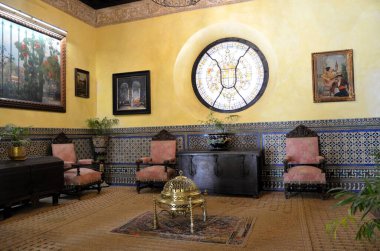 Seville, İspanya 03.25.2019: Sevilla 'daki Palacio de Las Dueas' ta Alba Dükleri 'nin arması bulunan bir vitray pencere.