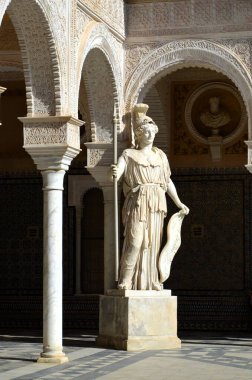 Seville, İspanya 03.25.2019: Casa de Pilatos 'taki heykel