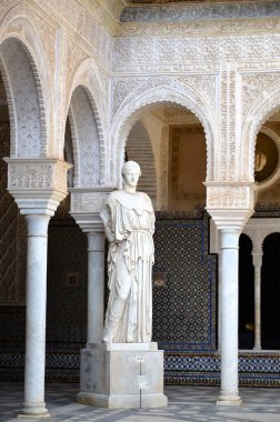 Seville, İspanya 03.25.2019: Casa de Pilatos 'taki heykel