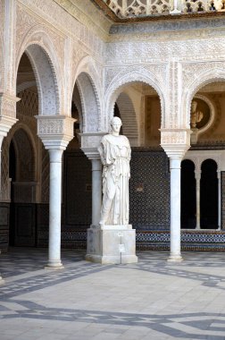 Seville, İspanya 03.25.2019: Casa de Pilatos 'taki heykel
