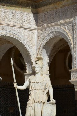 Seville, İspanya 03.25.2019: Casa de Pilatos 'taki heykel