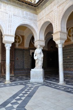 Seville, İspanya 03.25.2019: Casa de Pilatos 'taki heykel