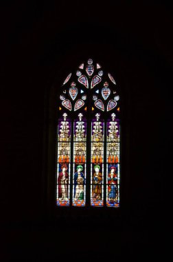 Seville, İspanya 03.24.2019: Sevilla Katedrali 'nin San Laureano Şapeli' nde lekeli cam pencere