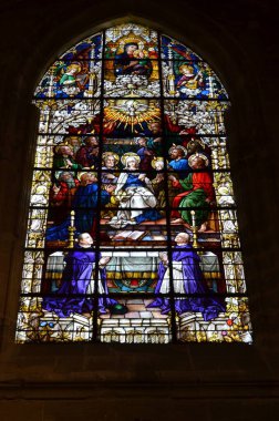 Seville, İspanya 03.24.2019: 1880 yılında Cayetano Fernndez ve Jernimo Ivarez Troya ve Casa Zettler tarafından yaptırılan lekeli cam pencere.