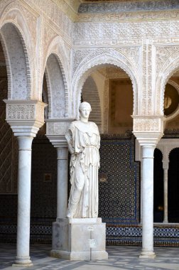 Seville, İspanya 03.25.2019: Casa de Pilatos 'taki heykel