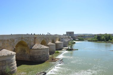 Guadalquivir Nehri üzerindeki Roma Köprüsü, Eski Şehir, Cordoba