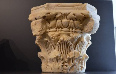 Cordoba, İspanya 03.27.2019: Museo Arqueolgico y Etnolgico de Cordoba 'da Başkentler (mimari)