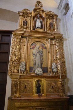Seville, İspanya 03.25.2019: Retablo de la Virgen de la Antigua