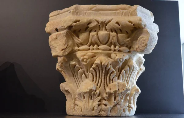 Cordoba, İspanya 03.27.2019: Museo Arqueolgico y Etnolgico de Cordoba 'da Başkentler (mimari)