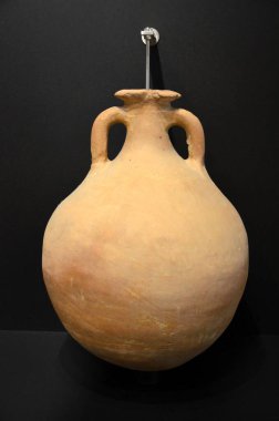 Cordoba, İspanya 03.27.2019: Amphorae - Cordoba Arkeoloji ve Etnoloji Müzesi