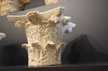 Cordoba, İspanya 03.27.2019: Museo Arqueolgico y Etnolgico de Cordoba 'da Başkentler (mimari)