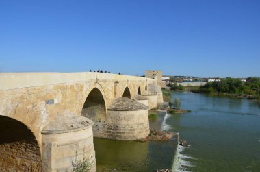 Guadalquivir Nehri antik Roma köprüsü manzaralı, Cordoba, İspanya