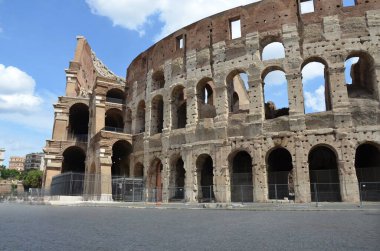 Roma, İtalya 09.02.2019: Colosseum (Kolezyum), İtalya 'nın başkenti Roma' da bulunan bir şehirdir. Kolezyum antik Roma kalıntıları, eski Roma şehrinin manzarası, İtalya.