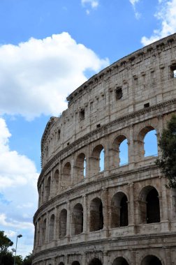Roma, İtalya 09.02.2019: Colosseum (Kolezyum), İtalya 'nın başkenti Roma' da bulunan bir şehirdir. Kolezyum antik Roma kalıntıları, eski Roma şehrinin manzarası, İtalya.