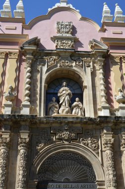 Güzel Sanatlar Müzesi 'nin bulunduğu eski Merhamet Manastırı' nın eski kilisesinin kapısı.