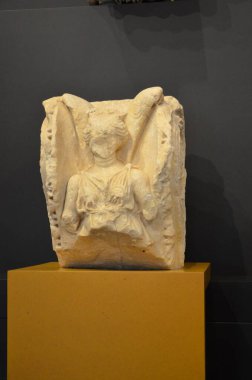 Cordoba, İspanya 03.27.2019: Roma mermer kemerinin temel taşı, MS 1. yüzyılda, kanatlı bir zaferin rahatlığıyla. Cordoba 'da bulundu..