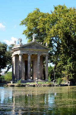 Roma, Lazio 09.03.2020: Antonio Asprucci ve oğlu Mario 'nun Villa Borghese bahçelerindeki Aesculapius Tapınağı