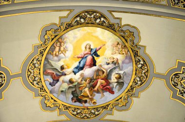 Seville, İspanya 03.28.2019: İspanya 'nın Seville kentindeki Bazilika de la Macarena (Macarena Kilisesi) neobarok tarzında renkli tavan