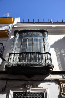 Sevilla, Endülüs, İspanya 'da balkonları olan tarihi bir yerleşim yerinin dış cephesi.